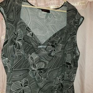 Torrid cute black and white flower top size 4